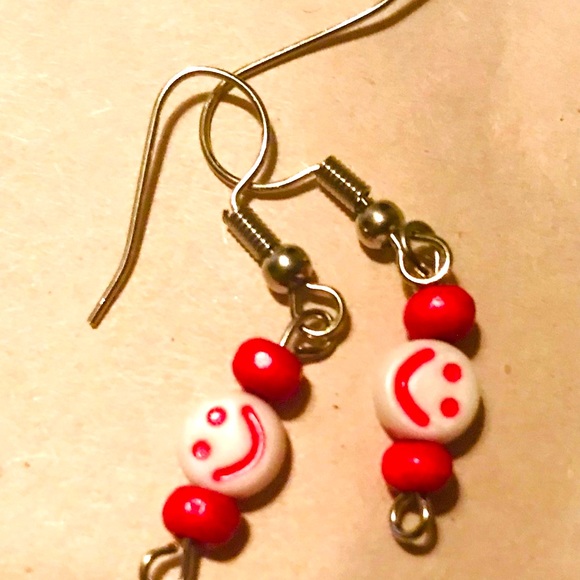 SMILEY FACES BEADED EARRINGS FOR YOUNG GIRLS 2 PAIR FOR $13 - Picture 1 of 9